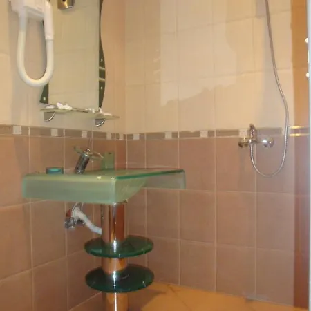 Family Niagara 3* فارنا